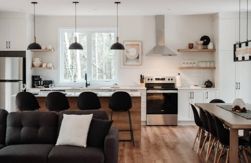 Amherst Chalet De Ski | SEZONA - Votre spa privé dans un chalet moderne