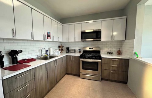 Borinquen Appartement | Revolutionary Escape! 3-BD Lolita Lebron Suite w/Balcony, 4 mins from Crash Boat