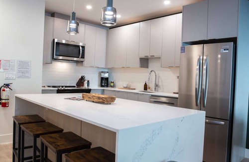 Revelstoke Copropriété | Revy Rendezvous-Top floor, pet friendly condo with private hot tub