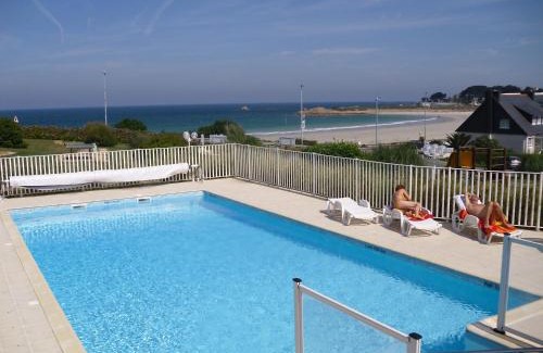 Trevou-Treguignec Appartement | Rez de jardin 5 pers avec piscine, vue directe sur la plage à 40 m