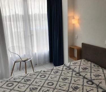 Trevou-Treguignec Appartement | Rez de jardin 5 pers avec piscine, vue directe sur la plage à 40 m