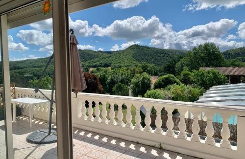 Saint-Gery Appartement | Rez de Piscine, 10 Personnes - RÊVE DE PAPILLON et À L'étage, 5 Personnes - NID D'ÉTOILES, Il s'agit bien de deux gîtes individuels qui sont reliés par un escalier interne, cela permet a une grande famille de louer les deux gîtes