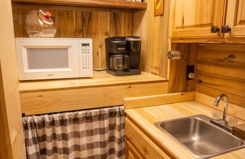 Ansted Cabine | Rich Creek Wilderness Cabin Retreat · Off-Grid Family Haven