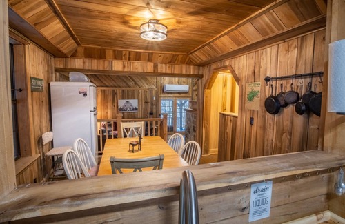 Ansted Cabine | Rich Creek Wilderness Cabin Retreat · Off-Grid Family Haven