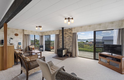 Richmond Heights Maison | Richmond Views - Lake Taupo Holiday Home