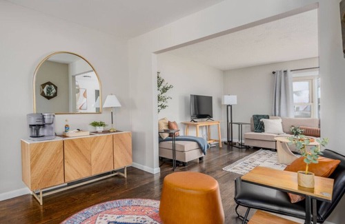 Gahanna Maison | Ridge Roost: Mid-Century Charm, Modern Comforts near Downtown Gahanna