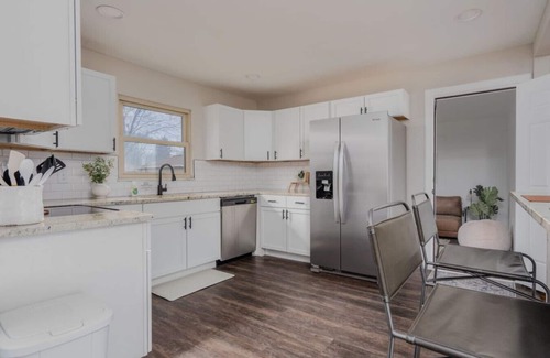 Gahanna Maison | Ridge Roost: Mid-Century Charm, Modern Comforts near Downtown Gahanna