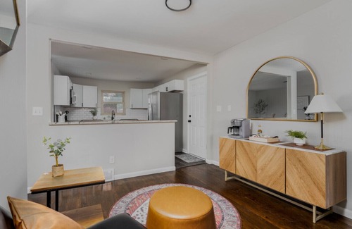 Gahanna Maison | Ridge Roost: Mid-Century Charm, Modern Comforts near Downtown Gahanna