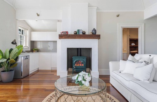 Church Point Cabine | Ridgedale Cottage, Bayview. The perfect romantic retreat!