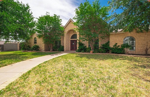 Midland Maison | Right at Home-Midland Sprawling Ranch House with Pool Cabana and Playground