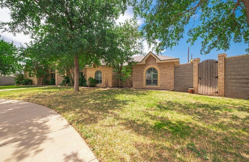 Midland Maison | Right at Home-Midland Sprawling Ranch House with Pool Cabana and Playground
