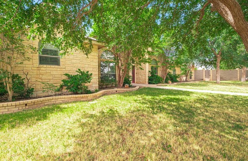 Midland Maison | Right at Home-Midland Sprawling Ranch House with Pool Cabana and Playground