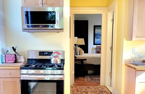 Federal Hill Appartement | Right on Broadway - Spacious West Side Apartment