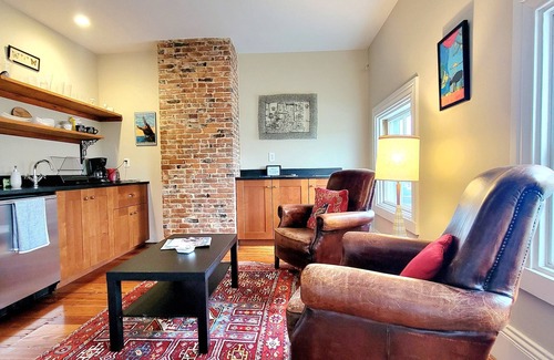 Federal Hill Appartement | Right on Broadway - Sunny, Private Apartment