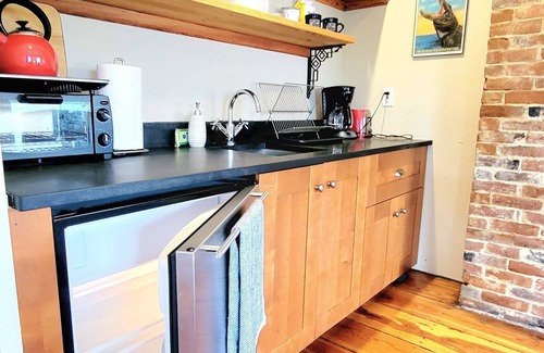 Federal Hill Appartement | Right on Broadway - Sunny, Private Apartment