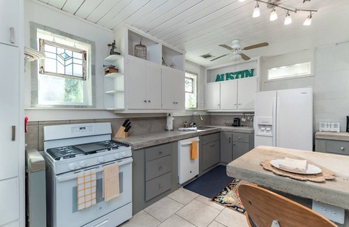 Yacht Harbor Cottage | Chalet front de mer Dog-friendly avec terrasse privée, des vues à couper le souffle et à quelques pas de l'eau!