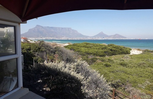 Milnerton Maison | Directement sur la plage, avec vue sur Table Mountain, Piscine, Complexe de sécurité