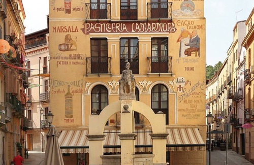 Iglesias Historic Centre Appartement | Rilassati nella Nostra Suite Rosa: Un Ambiente Familiare Vicino al Centro