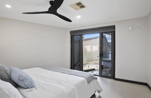 Booker Bay Maison | Riptides Booker Bay -Waterfront apartment, walk to shops & cafes