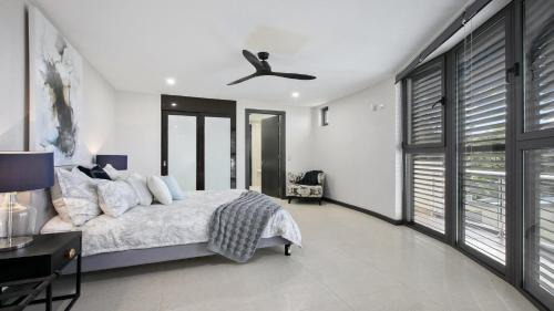Booker Bay Maison | Riptides Booker Bay -Waterfront apartment, walk to shops & cafes