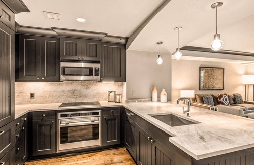 Avon Copropriété | AMAZING SPRING & SUMMER FUN LUXURY @ THE RITZ! 1BR W/VIEWS, DECK & 2 FIREPLACES