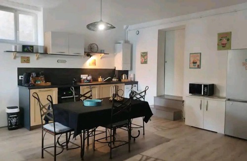 Chalon-sur-Saone Appartement | RIVE DE SAÔNE 75m2.P'tit dej.Pleasant & spacious.