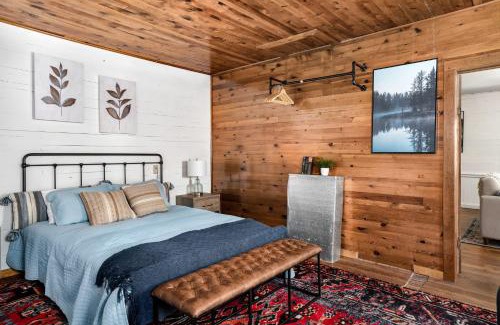 Mathias Chalet De Ski | River Access w Hot Tub, Grill, WiFi, & Fire Pit!