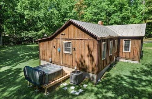 Mathias Chalet De Ski | River Access w Hot Tub, Grill, WiFi, & Fire Pit!