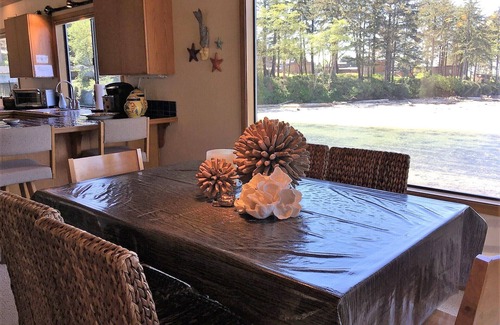 Yachats Maison | Meilleure vue en ville! Plaisir en famille sur notre plage privée. L'eau de la rivière peu profonde en face