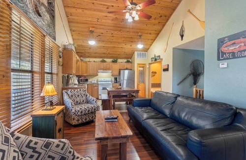 Eureka Springs Maison | River Cabin, Hot Tub, Sleeps 6!