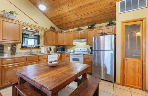 Eureka Springs Maison | River Cabin, Hot Tub, Sleeps 6!