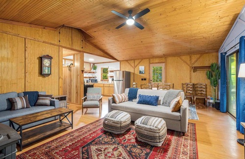 Great Cacapon Cabine | River Cabin w/Great Views, Screened Porch & Fire Pit