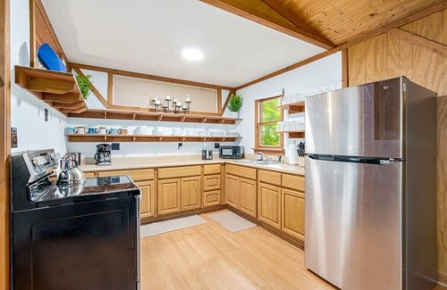 Great Cacapon Cabine | River Cabin w/Great Views, Screened Porch & Fire Pit