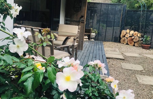 Katikati Cabine | River cottage- romantic country getaway, fire pit, bath tub, and sauna access.
