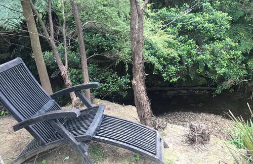 Katikati Cabine | River cottage- romantic country getaway, fire pit, bath tub, and sauna access.