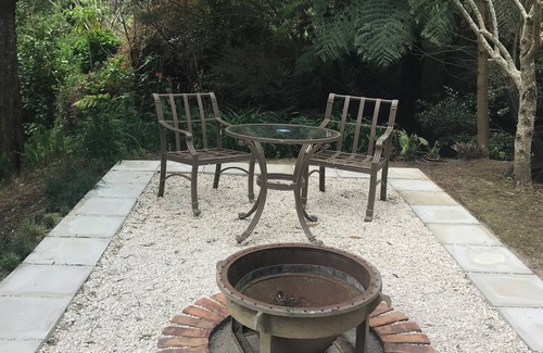 Katikati Cabine | River cottage- romantic country getaway, fire pit, bath tub, and sauna access.