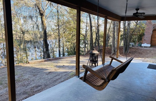 Appling County Cabine | River Cross Lodge Cypress Red Oak Cabin Overlooking the Altamaha River
