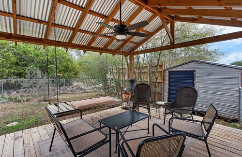 Johnson City Maison | RIVER FRONT Cabin on the Pedernales River & Texas Wine Road