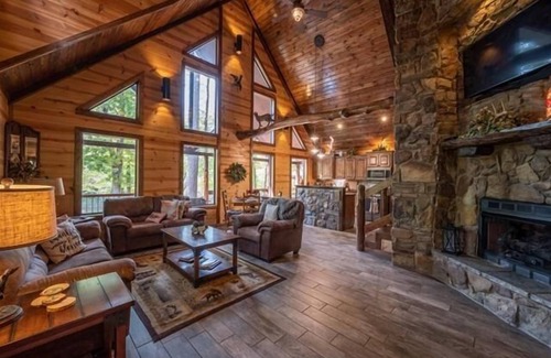 Smithville Cabine | River Front property Surrounded by Views! Located on N Mountain Fork River!