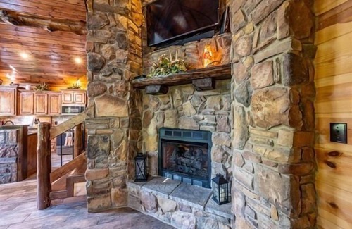 Smithville Cabine | River Front property Surrounded by Views! Located on N Mountain Fork River!