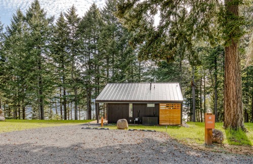 Stevenson Cabine | River & mountain view cabin with geothermal hot tub, outdoor shower & deck