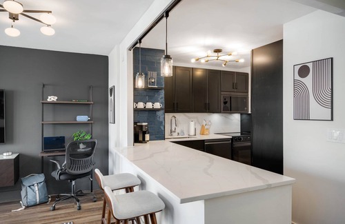 Near North Side Appartement | River North Chicago Chic w/King Bed - Lake & Skyline Views