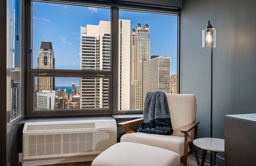 Near North Side Appartement | River North Chicago Chic w/King Bed - Lake & Skyline Views