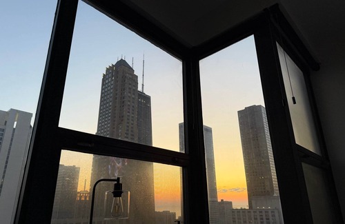 Near North Side Appartement | River North Chicago Chic w/King Bed - Lake & Skyline Views
