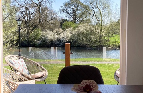Tiddington Maison | River Retreat Lodge is front line with panoramic views over the river Avon.