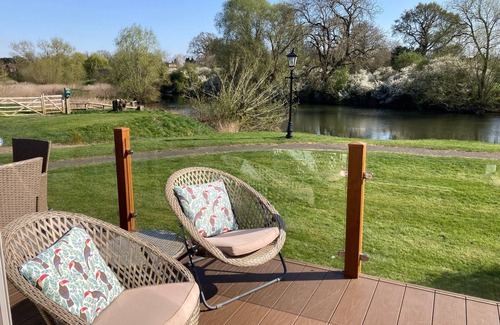 Tiddington Maison | River Retreat Lodge is front line with panoramic views over the river Avon.