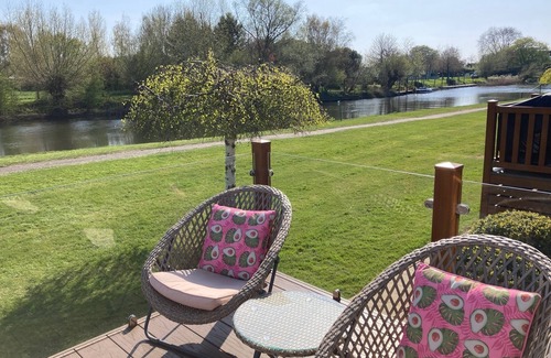 Tiddington Maison | River Retreat Lodge is front line with panoramic views over the river Avon.
