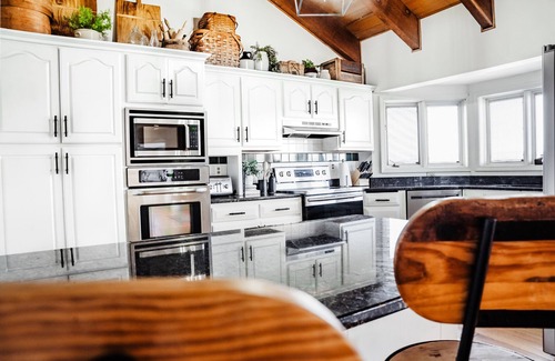Saint Paul Cabine | RIVER Retreat for 10 w/POOL, HOT TUB, FIRE PIT & OPTIONAL GUESTHOUSE for 4