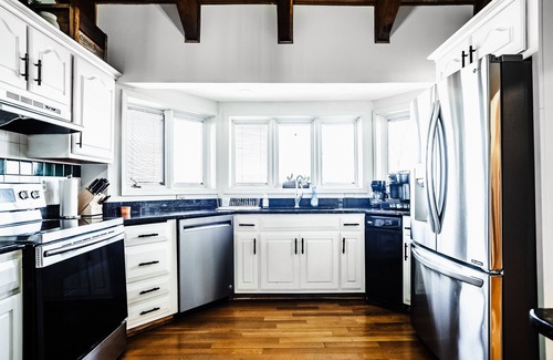 Saint Paul Cabine | RIVER Retreat for 10 w/POOL, HOT TUB, FIRE PIT & OPTIONAL GUESTHOUSE for 4