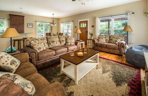Horse Shoe Maison | River Rock Cabin - Comfortable, Private Home with King Beds & Mountain Views